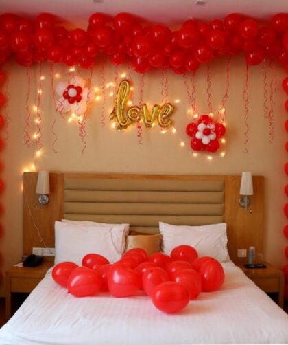 How to decorate room for anniversary surprise