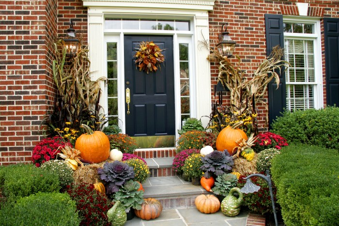 When do people usually start decorating for fall